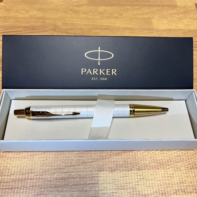 Parker(パーカー)のパーカー・IM プレミアム パールホワイトGT ボールペン インテリア/住まい/日用品の文房具(ペン/マーカー)の商品写真