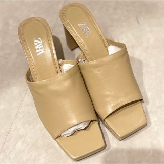 ザラ(ZARA)のサンダル レザー ベージュ 39 24.5 ZARA 靴 ヒール 美品 新品(サンダル)