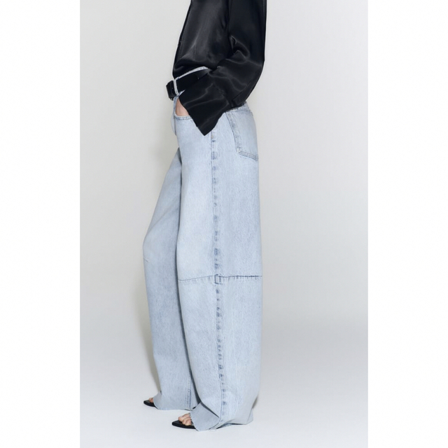 ZARA(ザラ)のZW THE DARTED BALLOON デニムパンツ　38 レディースのパンツ(デニム/ジーンズ)の商品写真