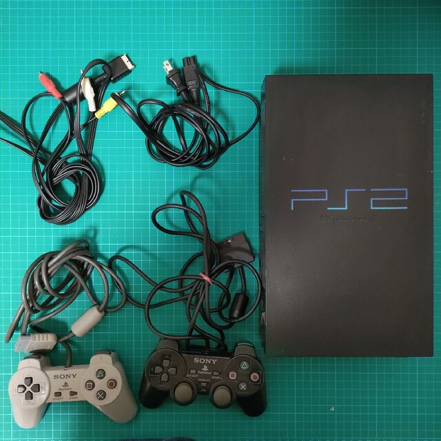 PlayStation2 SCPH-3000　(おまけソフト付き) エンタメ/ホビーのゲームソフト/ゲーム機本体(家庭用ゲーム機本体)の商品写真