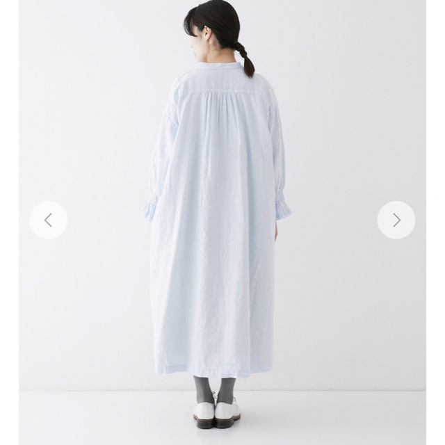 nest Robe(ネストローブ)の今期新品　ネストローブ【UpcycleLino】天然染め ラッフル袖ワンピース レディースのワンピース(ロングワンピース/マキシワンピース)の商品写真