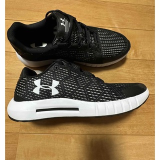 アンダーアーマー(UNDER ARMOUR)のスニーカー(スニーカー)