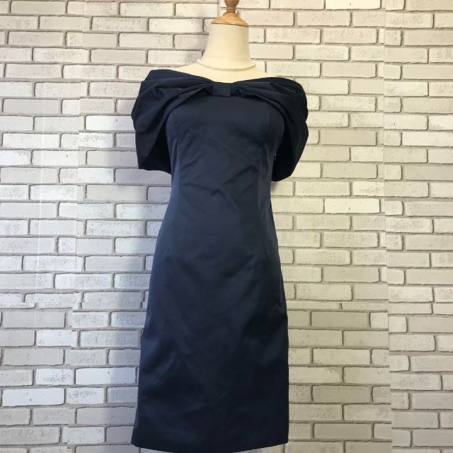 DRESS LAB(ドレスラボ)の【美品】ドレスラボ M オフショルダータイトドレス ビッグカラーリボン 光沢 レディースのワンピース(ひざ丈ワンピース)の商品写真