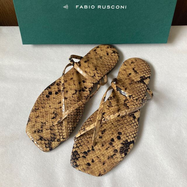 FABIO RUSCONI(ファビオルスコーニ)の未使用 ファビオルスコーニ フラットサンダル レディースの靴/シューズ(サンダル)の商品写真