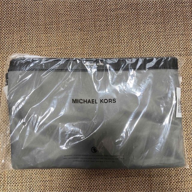 Michael Kors(マイケルコース)の新品未開封　マイケルコース　メンズ　ストラップ付　ポーチ　クラッチバッグ メンズのバッグ(セカンドバッグ/クラッチバッグ)の商品写真