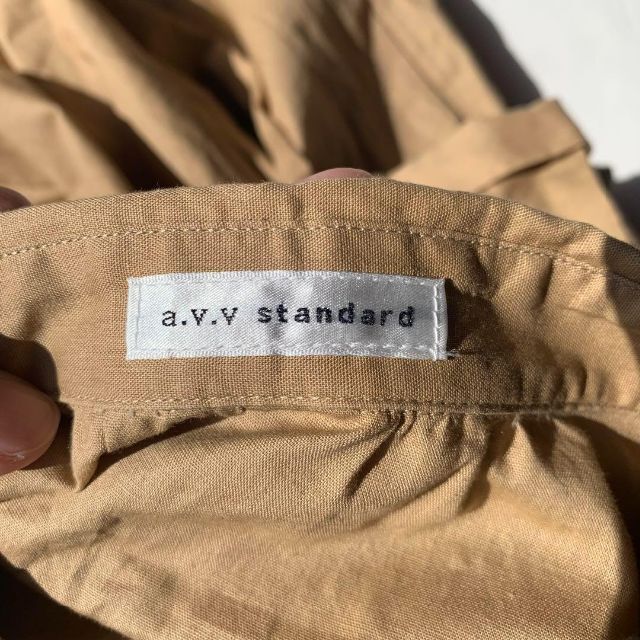 a.v.v(アーヴェヴェ)のa.v.v standard アーヴェヴェ ベージュロングシャツワンピース 麻混 レディースのワンピース(ひざ丈ワンピース)の商品写真