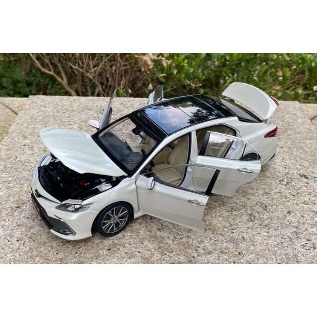 1/18 トヨタ カムリ CAMRY 2021 ホワイト エンタメ/ホビーのおもちゃ/ぬいぐるみ(ミニカー)の商品写真