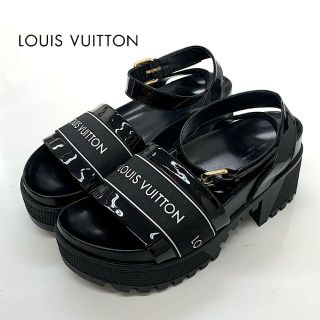 ルイヴィトン(LOUIS VUITTON)の6449 ヴィトン レザー ロゴ ストラップ サンダル ブラック(サンダル)