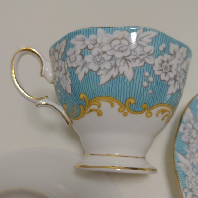 ROYAL ALBERT(ロイヤルアルバート)のカップアンドソーサー２客　royal albert インテリア/住まい/日用品のキッチン/食器(食器)の商品写真