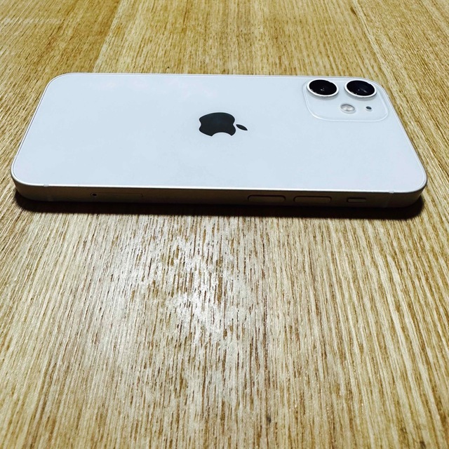 iPhone(アイフォーン)の【美品】iPhone12 mini 64GB ホワイト SIMフリー ケース付き スマホ/家電/カメラのスマートフォン/携帯電話(スマートフォン本体)の商品写真