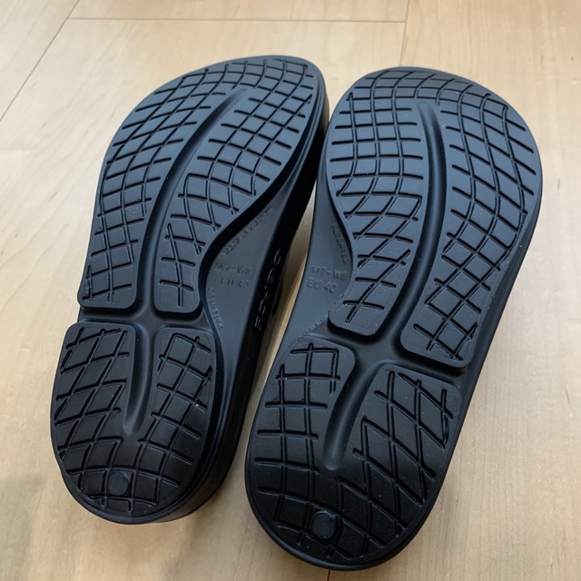 OOFOS(ウーフォス)のウーフォス　リカバリーサンダル　26cm 黒 メンズの靴/シューズ(サンダル)の商品写真