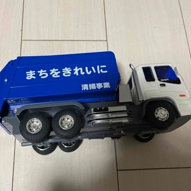 Takara Tomy(タカラトミー)のゴミ収集車　フリクション ISUZU GIGA ジュニア清掃車 キッズ/ベビー/マタニティのおもちゃ(電車のおもちゃ/車)の商品写真
