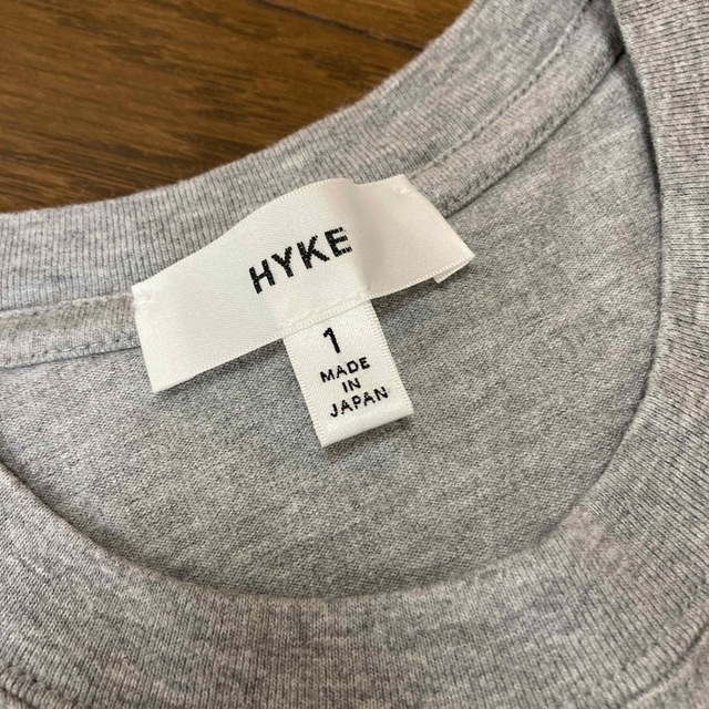 HYKE(ハイク)のHYKE グレー　Tシャツ レディースのトップス(Tシャツ(半袖/袖なし))の商品写真