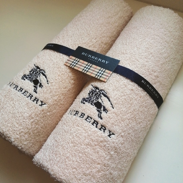 BURBERRY(バーバリー)の♪【新品未使用】BURBERRY バーバリー フェイスタオル２枚セット♪ インテリア/住まい/日用品の日用品/生活雑貨/旅行(タオル/バス用品)の商品写真