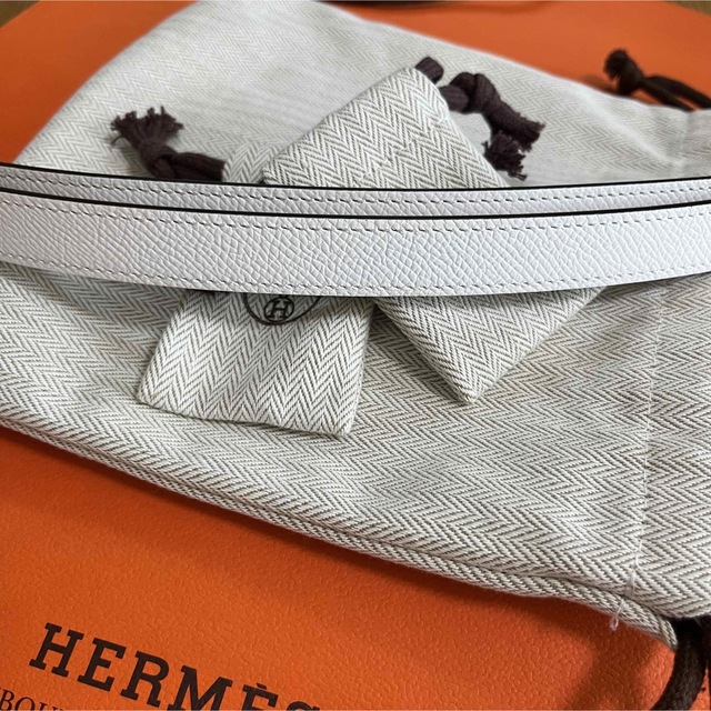 Hermes(エルメス)のhermes エルメス 入手困難 ケリーベルト 18 白　シルバー金具 レディースのファッション小物(ベルト)の商品写真