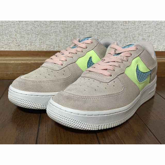 NIKE(ナイキ)のNIKE AIR FORCE 1 ’07 SE 23.0cm レディースの靴/シューズ(スニーカー)の商品写真