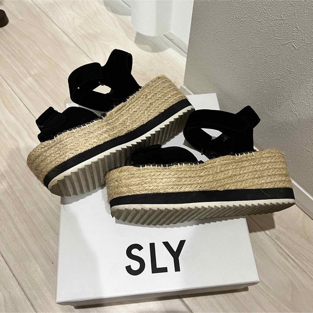 SLY(スライ)の完売　新品同様　大人気完売　SLY スライ　プラットフォーム　ウェッジ　サンダル レディースの靴/シューズ(サンダル)の商品写真