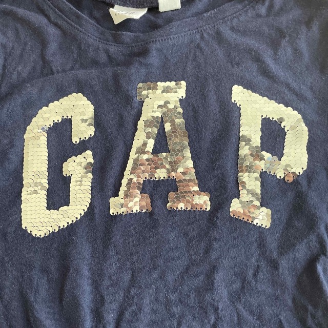 GAP Kids(ギャップキッズ)のgap ネイビー スパンコールロゴ 薄手ロンティー 120cm 美品 キッズ/ベビー/マタニティのキッズ服女の子用(90cm~)(Tシャツ/カットソー)の商品写真