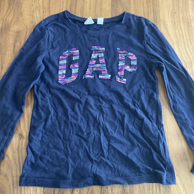 GAP Kids(ギャップキッズ)のgap ネイビー スパンコールロゴ 薄手ロンティー 120cm 美品 キッズ/ベビー/マタニティのキッズ服女の子用(90cm~)(Tシャツ/カットソー)の商品写真