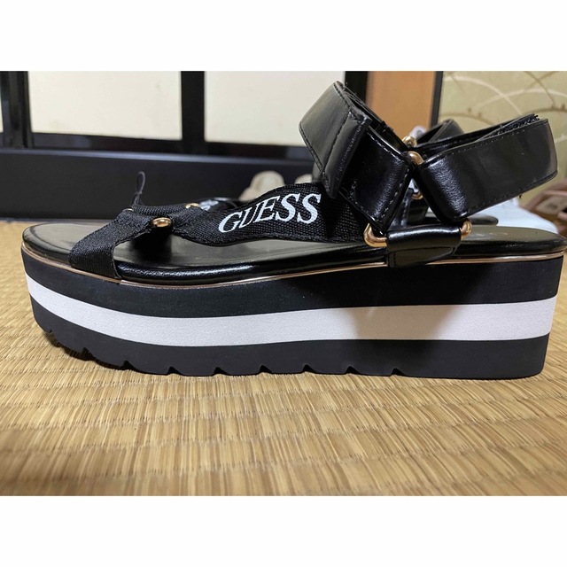 GUESS(ゲス)のレディースサンダル　GUESS 2023夏ニューモデル レディースの靴/シューズ(サンダル)の商品写真