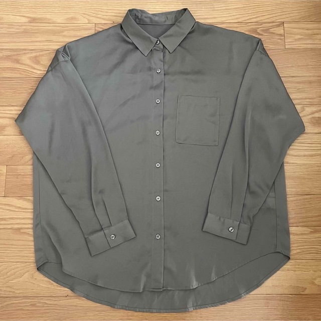 GU(ジーユー)のGU オーバーサイズシアーシャツ　カーキ レディースのトップス(シャツ/ブラウス(長袖/七分))の商品写真