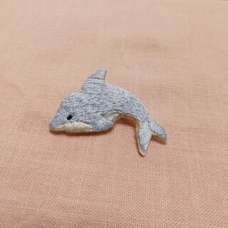 淡い色が可愛い♡イルカの刺繍ブローチ(コサージュ/ブローチ)