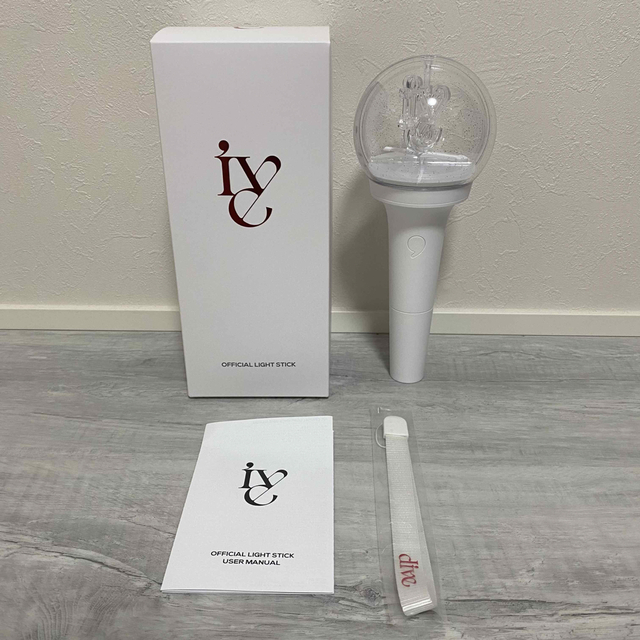 IVE(アイヴ)のIVE OFFICIAL LIGHT STICK エンタメ/ホビーのタレントグッズ(アイドルグッズ)の商品写真