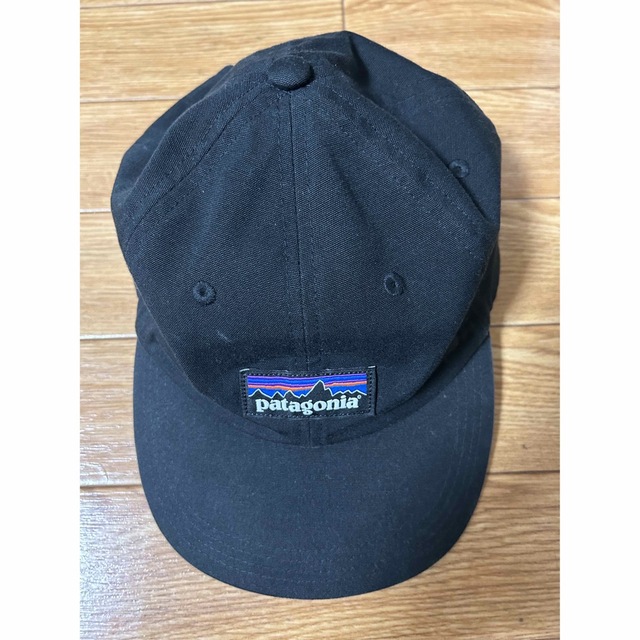 patagonia(パタゴニア)のpatagonia P-6 Label trad cap black メンズの帽子(キャップ)の商品写真