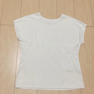 ユニクロ(UNIQLO)のフレンチスリーブ　tシャツ　ベージュ(Tシャツ(半袖/袖なし))