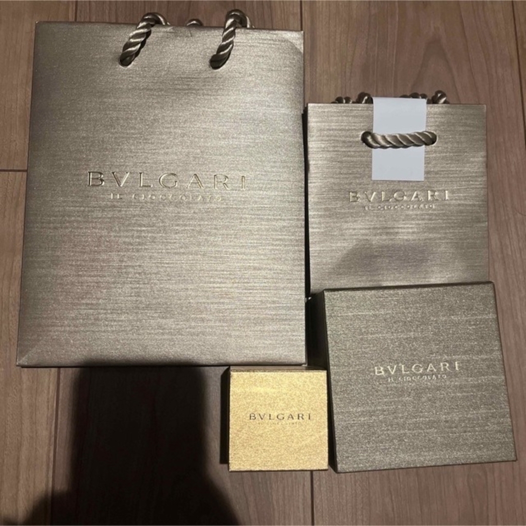 BVLGARI(ブルガリ)のブルガリ　ショッパー　2枚　未使用　チョコレート空箱　2つ レディースのバッグ(ショップ袋)の商品写真