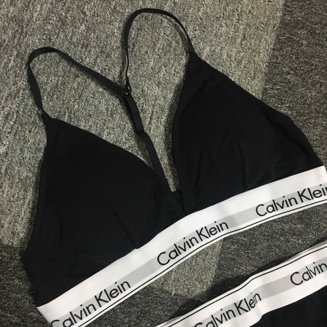 ck Calvin Klein(シーケーカルバンクライン)のカルバンクライン　レディース　上下セット　三角ブラ&ショーツ　黒　下着　S レディースの下着/アンダーウェア(ブラ&ショーツセット)の商品写真
