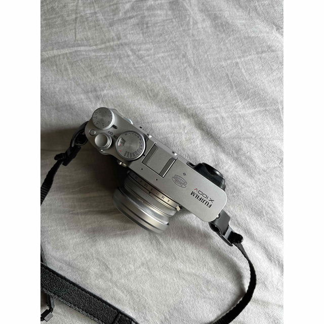 富士フイルム(フジフイルム)のx100v fujifilm フジフィルム カメラ シルバー スマホ/家電/カメラのカメラ(コンパクトデジタルカメラ)の商品写真