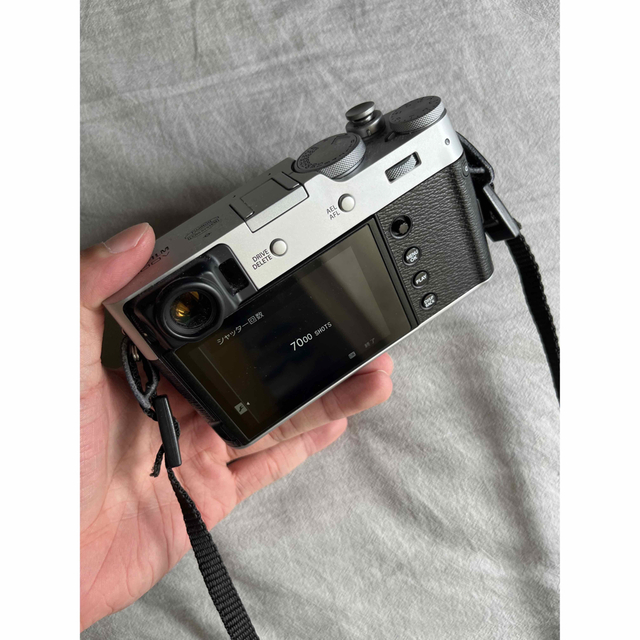 富士フイルム(フジフイルム)のx100v fujifilm フジフィルム カメラ シルバー スマホ/家電/カメラのカメラ(コンパクトデジタルカメラ)の商品写真