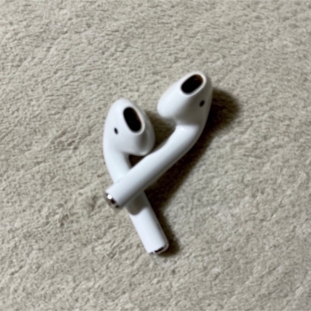 Apple(アップル)のAirPods 第2世代　iPhone SE3 ガラスフィルム付 スマホ/家電/カメラのオーディオ機器(ヘッドフォン/イヤフォン)の商品写真