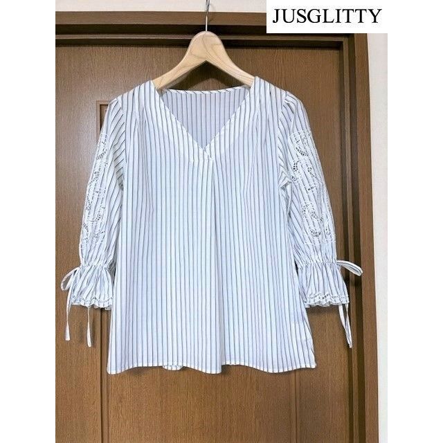 JUSGLITTY(ジャスグリッティー)の新品同様ジャスグリッティー★カットワークスリーブシャツブラウス レディースのトップス(シャツ/ブラウス(長袖/七分))の商品写真