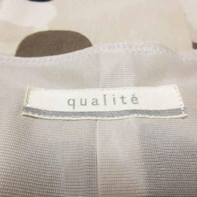 qualite(カリテ)のカリテ  ワンピース シルク ひざ丈 Vネック ノースリーブ ドット ベージュ レディースのワンピース(ひざ丈ワンピース)の商品写真