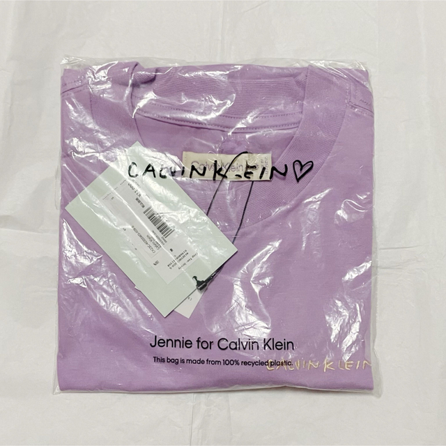 Calvin Klein(カルバンクライン)のJennie for Calvin Klein Tシャツ 紫 S ライラック レディースのトップス(Tシャツ(半袖/袖なし))の商品写真