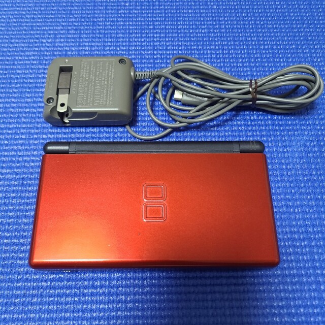 ニンテンドーDS(ニンテンドーDS)のNintendo DS ニンテンド-DS LITE クリムゾン/ブラック エンタメ/ホビーのゲームソフト/ゲーム機本体(携帯用ゲーム機本体)の商品写真