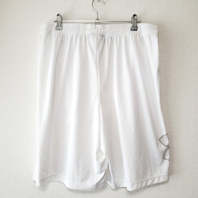UNDER ARMOUR(アンダーアーマー)のUNDER ARMOUR ルーズシルエット ハーフパンツ 白ホワイト メンズのパンツ(ショートパンツ)の商品写真