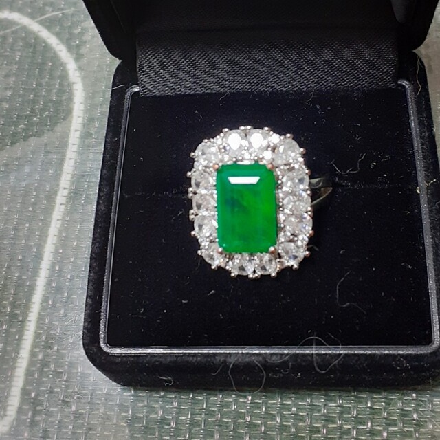 エメラルドグリーンの指輪