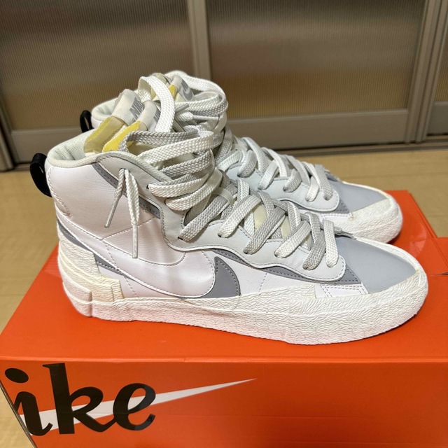 NIKE(ナイキ)のNike Sacai Blazer Mid ブレザー　ミッド　ホワイト　グレー メンズの靴/シューズ(スニーカー)の商品写真