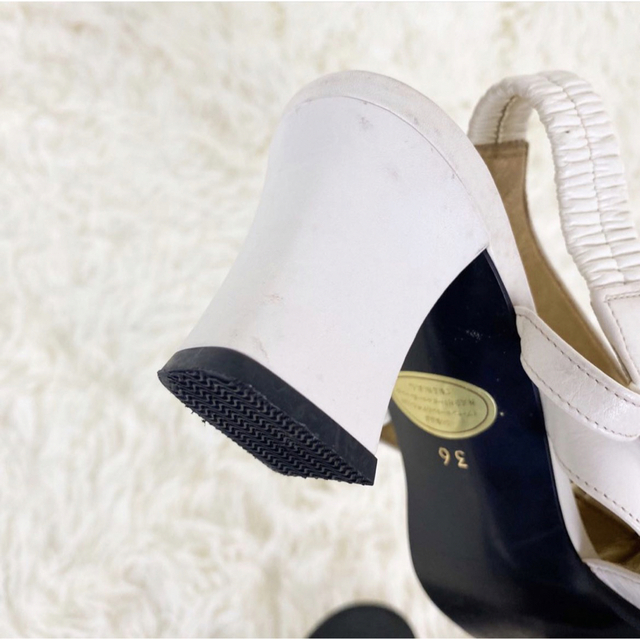 Yves Saint Laurent(イヴサンローラン)のイヴサンローラン アンクルストラップサンダル ゴールドプレート 白 サイズ36 レディースの靴/シューズ(サンダル)の商品写真