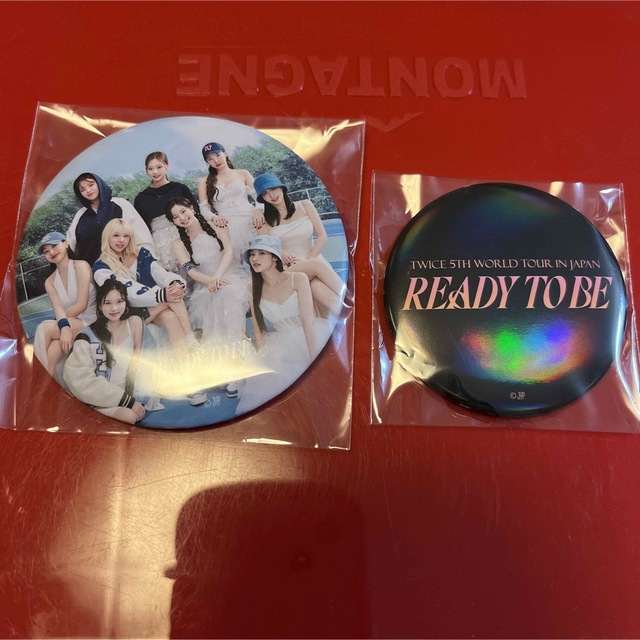 TWICE(トゥワイス)のTWICE アップグレード　缶バッジ エンタメ/ホビーのCD(K-POP/アジア)の商品写真