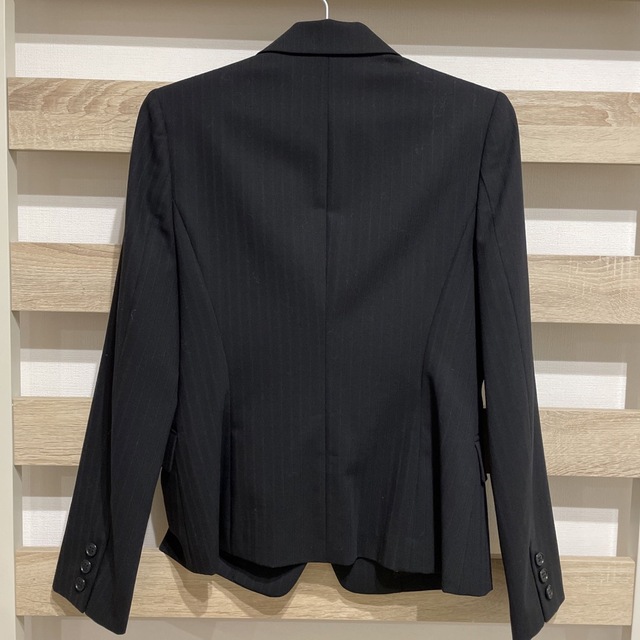 自由区(ジユウク)のスーツ　ジャケット・スカート　黒ストライプ レディースのフォーマル/ドレス(スーツ)の商品写真