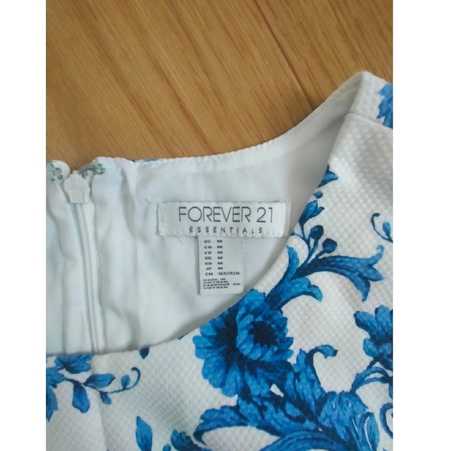 FOREVER 21(フォーエバートゥエンティーワン)のペプラムトップス レディースのトップス(Tシャツ(半袖/袖なし))の商品写真