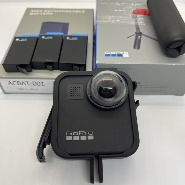 GoPro(ゴープロ)のGoPro MAX 純正バッテリー3個 純正SHORTY セット出品 防湿庫保管 スマホ/家電/カメラのカメラ(ビデオカメラ)の商品写真