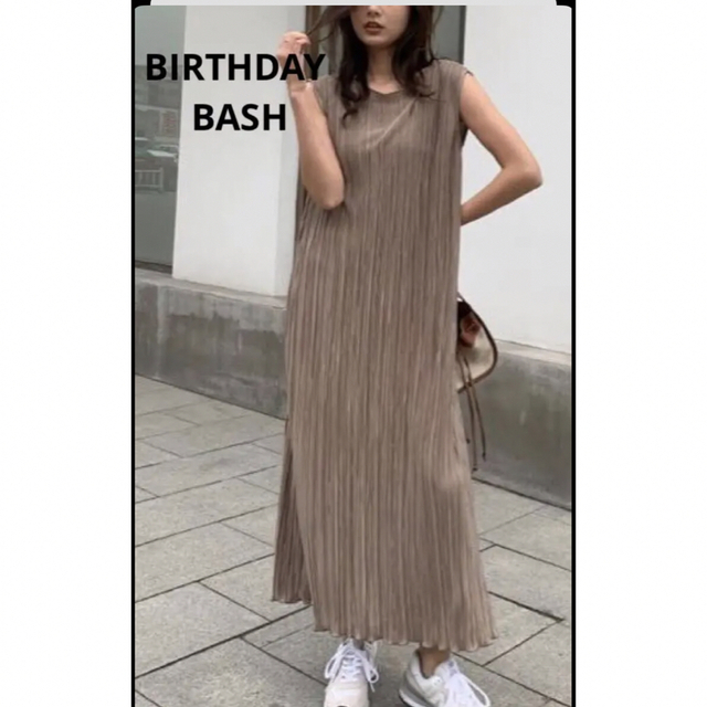 BIRTHDAY BASH(バースデーバッシュ)のバースデーバッシュ　プリーツタンクワンピース　カーキ　ショート レディースのワンピース(ロングワンピース/マキシワンピース)の商品写真