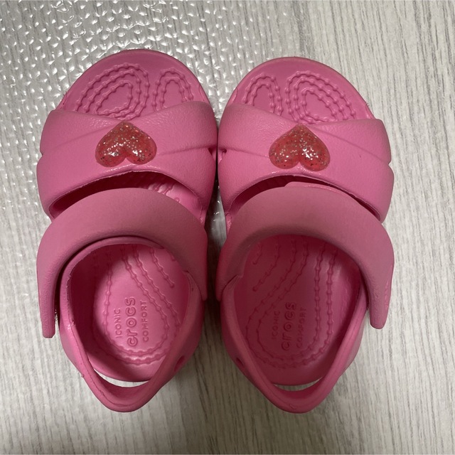 crocs(クロックス)のクロックス　c4 11.5〜12cm ピンク　サンダル　ハート キッズ/ベビー/マタニティのベビー靴/シューズ(~14cm)(サンダル)の商品写真