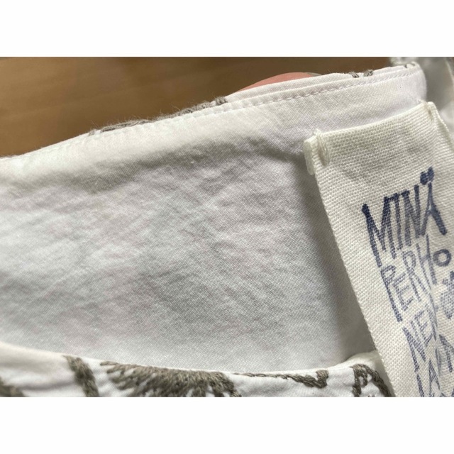 mina perhonen(ミナペルホネン)のミナペルホネンホワイトブラウスかぶりサイズ36刺繍ちょうちょうランドリー レディースのトップス(シャツ/ブラウス(半袖/袖なし))の商品写真