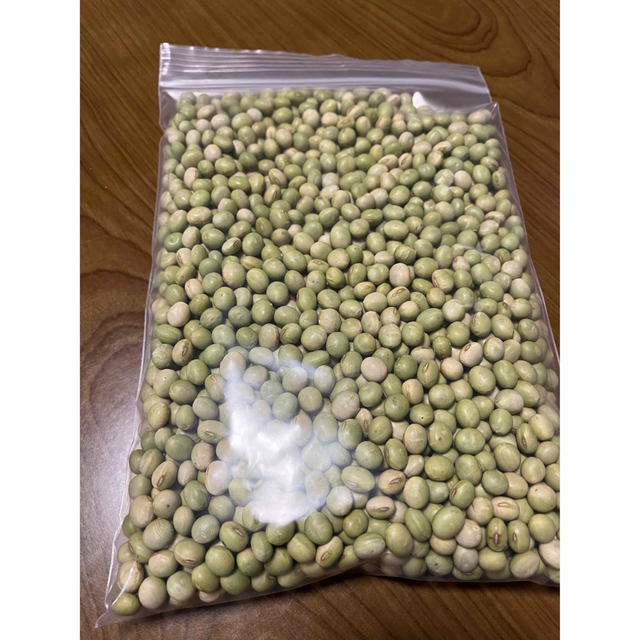 送料込み　令和4年産　山形県産　秘伝豆　青大豆　大豆　大粒　900g 食品/飲料/酒の加工食品(豆腐/豆製品)の商品写真